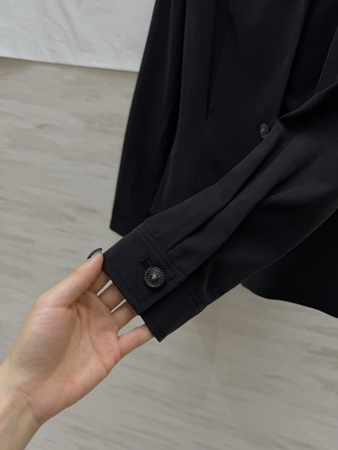 #Chane♡²⁶撞色领收腰衬衫 经典黑白撞色翻领 斜门襟 金属双C纽扣 细节直接拉满✨高垂感面料挺括不