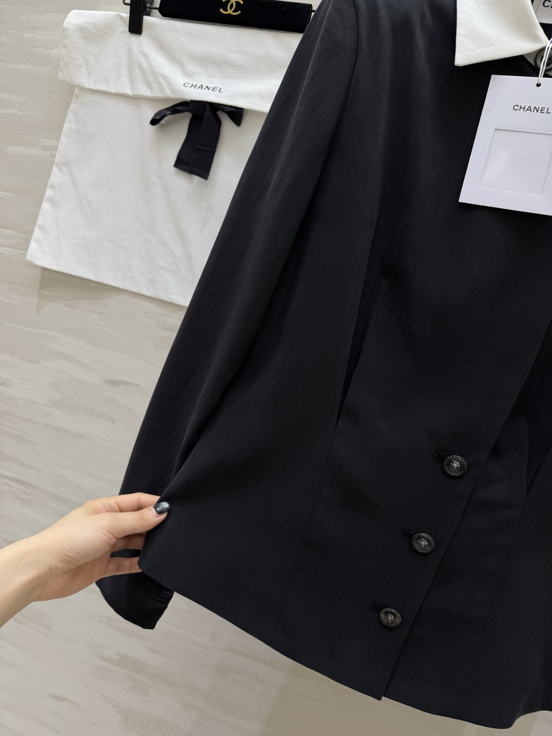 #Chane♡²⁶撞色领收腰衬衫 经典黑白撞色翻领 斜门襟 金属双C纽扣 细节直接拉满✨高垂感面料挺括不