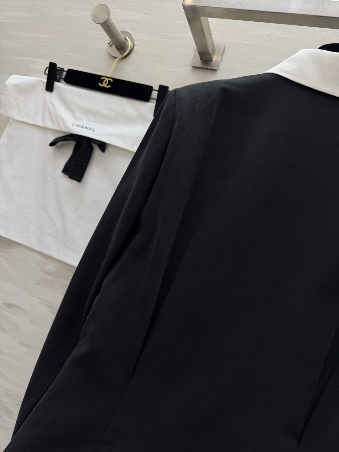 #Chane♡²⁶撞色领收腰衬衫 经典黑白撞色翻领 斜门襟 金属双C纽扣 细节直接拉满✨高垂感面料挺括不