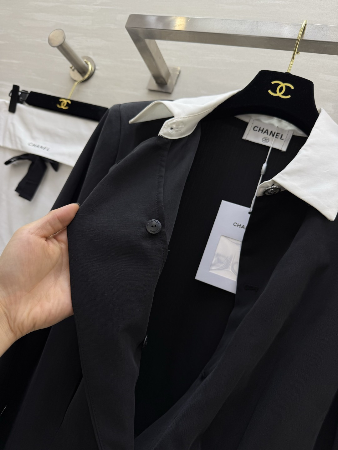 #Chane♡²⁶撞色领收腰衬衫 经典黑白撞色翻领 斜门襟 金属双C纽扣 细节直接拉满✨高垂感面料挺括不