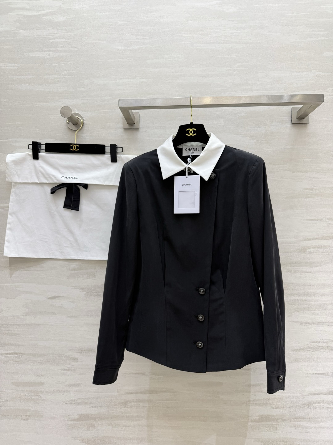 #Chane♡²⁶撞色领收腰衬衫 经典黑白撞色翻领 斜门襟 金属双C纽扣 细节直接拉满✨高垂感面料挺括不