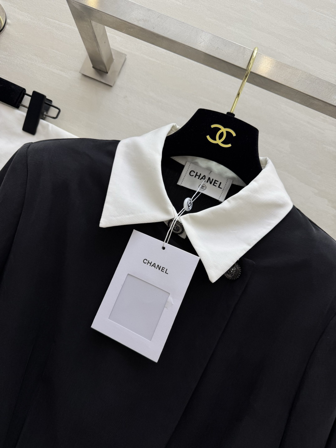 #Chane♡²⁶撞色领收腰衬衫 经典黑白撞色翻领 斜门襟 金属双C纽扣 细节直接拉满✨高垂感面料挺括不