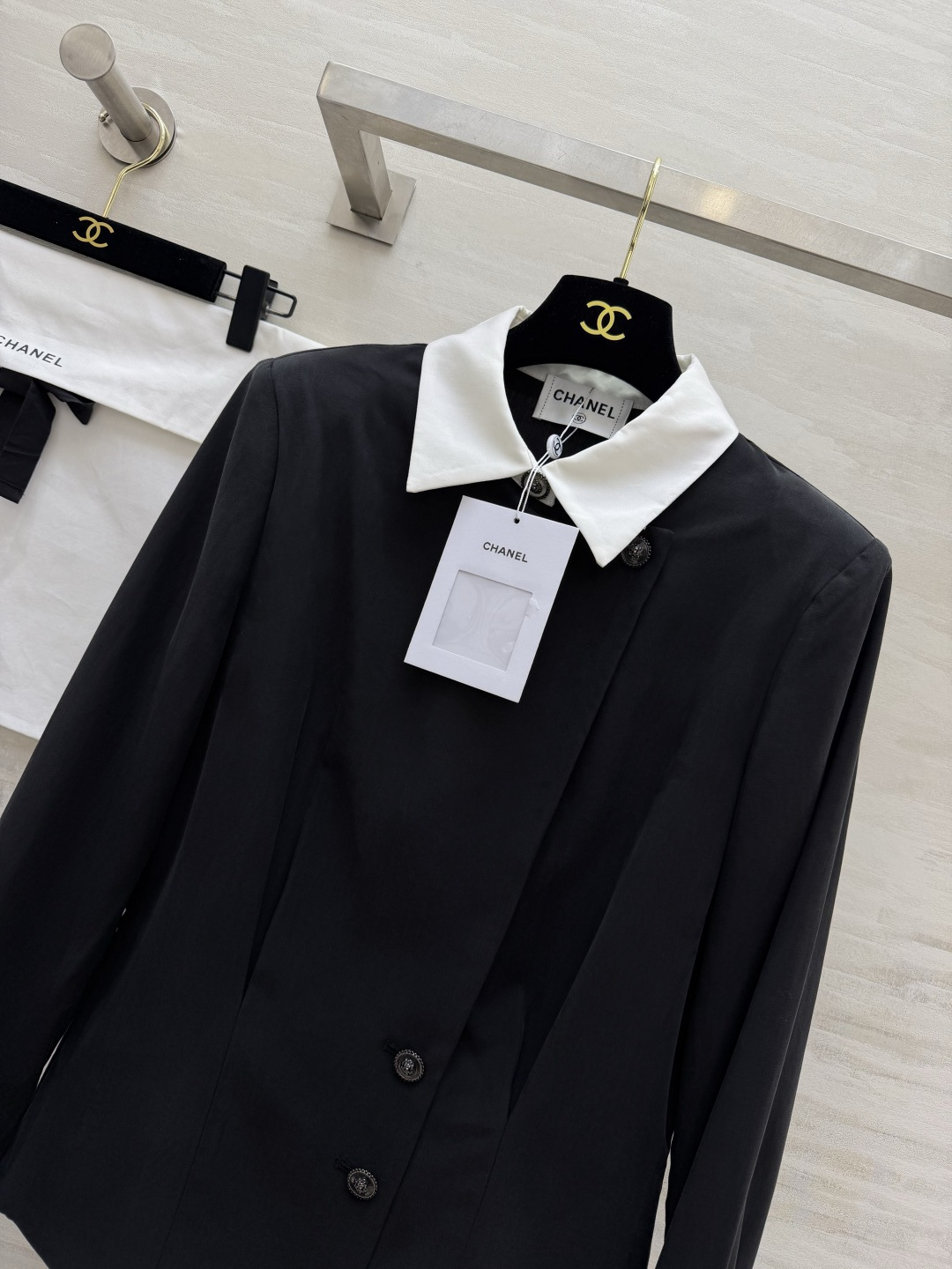 #Chane♡²⁶撞色领收腰衬衫 经典黑白撞色翻领 斜门襟 金属双C纽扣 细节直接拉满✨高垂感面料挺括不