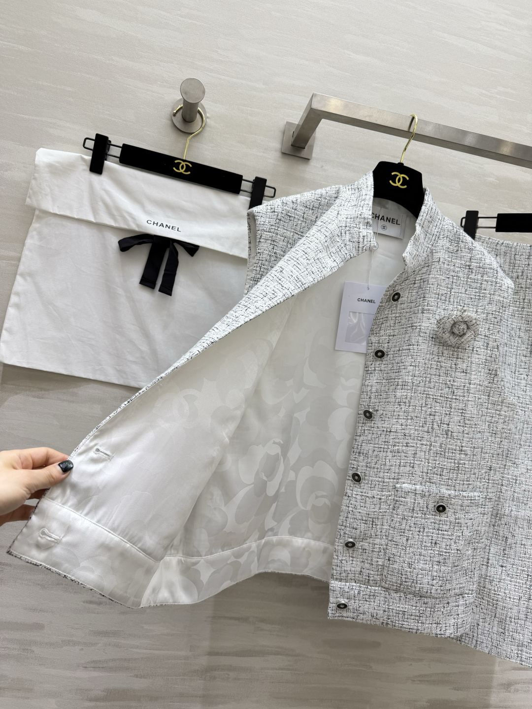 #Chane♡²⁶粗花呢马甲半裙套装 把名媛高级感焊在身上 真正的“人间富贵花”套装！经典白灰混纺粗花呢