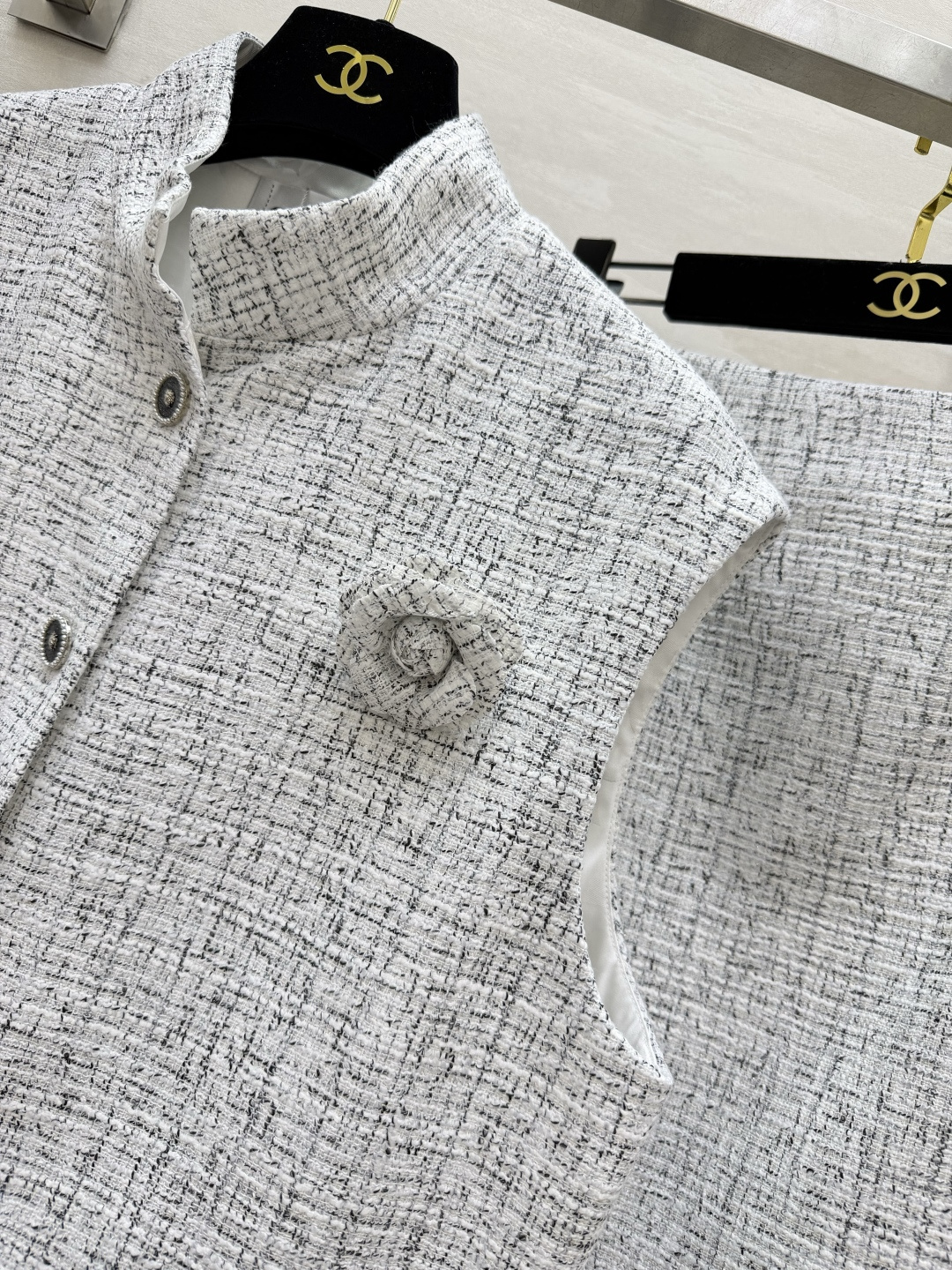 #Chane♡²⁶粗花呢马甲半裙套装 把名媛高级感焊在身上 真正的“人间富贵花”套装！经典白灰混纺粗花呢