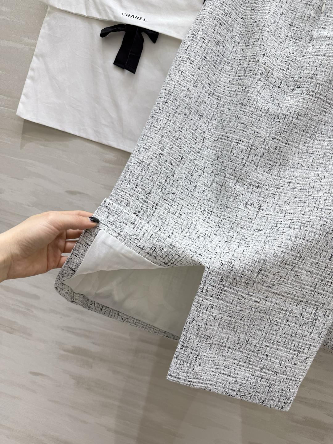 #Chane♡²⁶粗花呢马甲半裙套装 把名媛高级感焊在身上 真正的“人间富贵花”套装！经典白灰混纺粗花呢