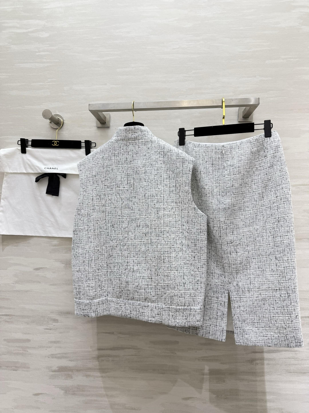 #Chane♡²⁶粗花呢马甲半裙套装 把名媛高级感焊在身上 真正的“人间富贵花”套装！经典白灰混纺粗花呢