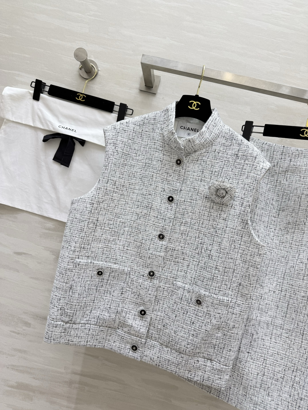 #Chane♡²⁶粗花呢马甲半裙套装 把名媛高级感焊在身上 真正的“人间富贵花”套装！经典白灰混纺粗花呢