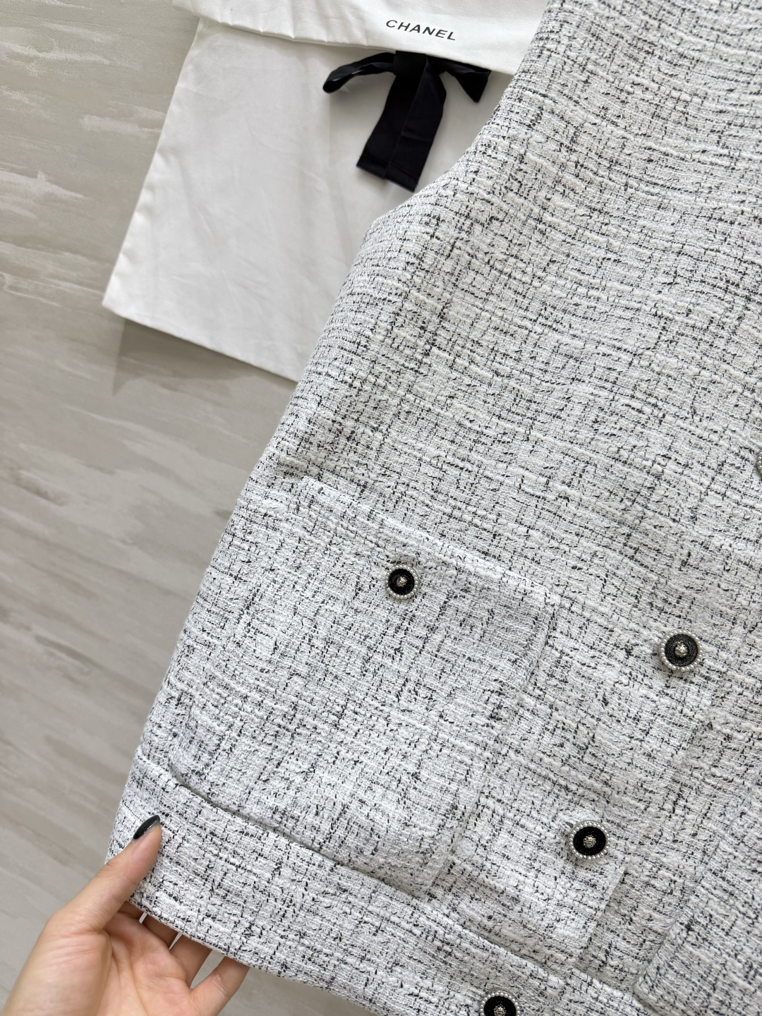 #Chane♡²⁶粗花呢马甲半裙套装 把名媛高级感焊在身上 真正的“人间富贵花”套装！经典白灰混纺粗花呢