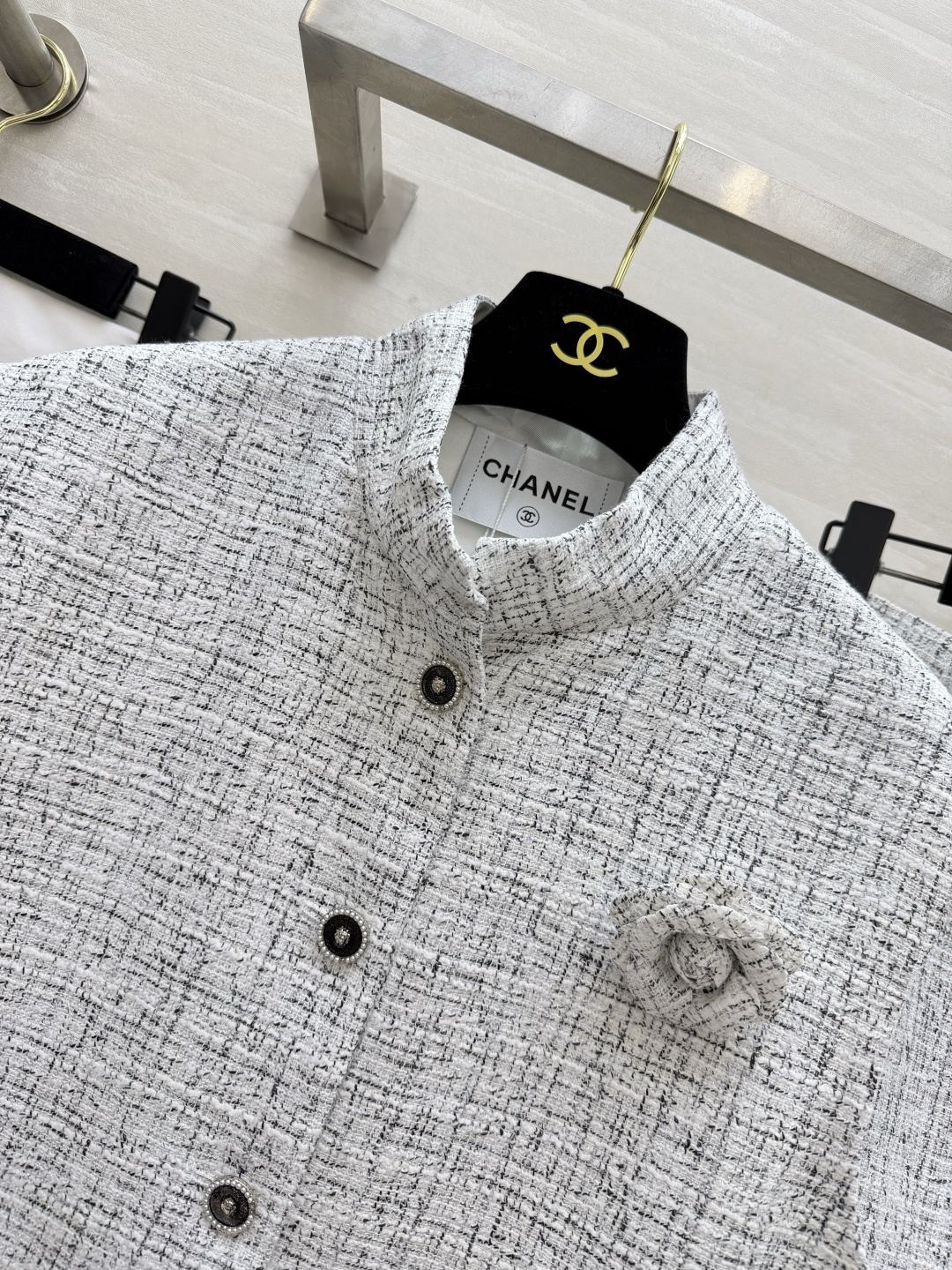 #Chane♡²⁶粗花呢马甲半裙套装 把名媛高级感焊在身上 真正的“人间富贵花”套装！经典白灰混纺粗花呢