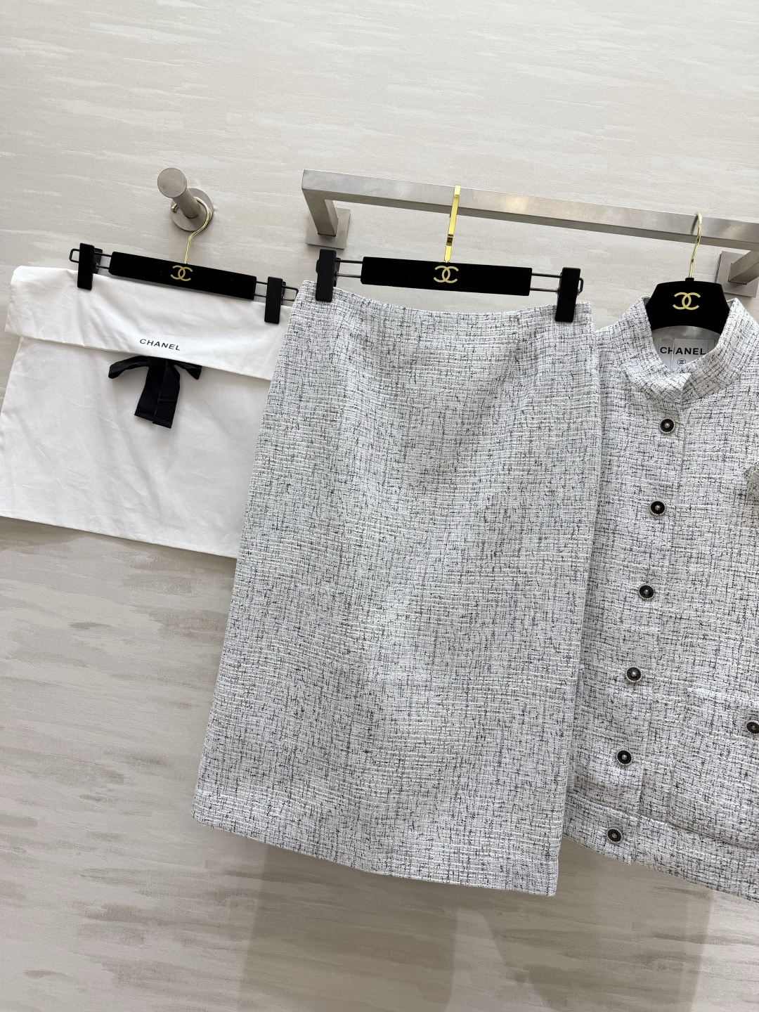 #Chane♡²⁶粗花呢马甲半裙套装 把名媛高级感焊在身上 真正的“人间富贵花”套装！经典白灰混纺粗花呢