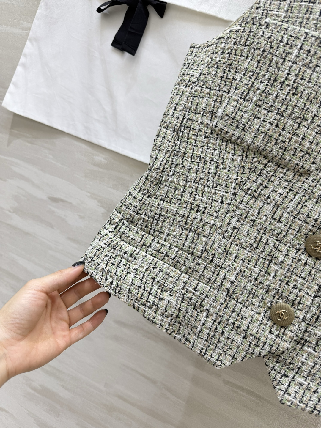 #Chane♡²⁶拼色粗花呢马甲 前片是经典粗花呢 后片拼接高级面料 动静皆宜 细节控直接沦陷✨西装领版