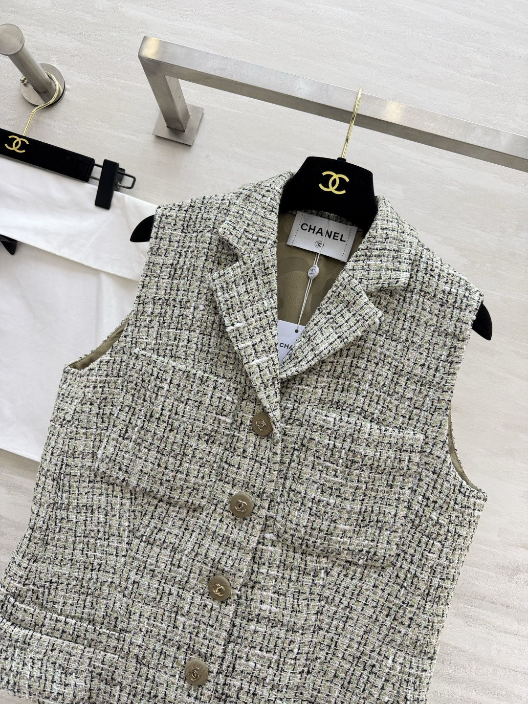 #Chane♡²⁶拼色粗花呢马甲 前片是经典粗花呢 后片拼接高级面料 动静皆宜 细节控直接沦陷✨西装领版