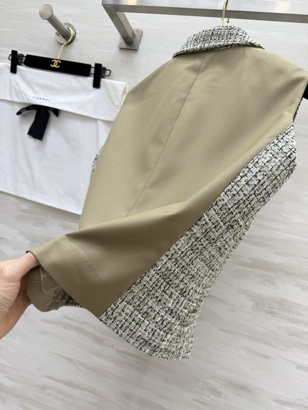 #Chane♡²⁶拼色粗花呢马甲 前片是经典粗花呢 后片拼接高级面料 动静皆宜 细节控直接沦陷✨西装领版