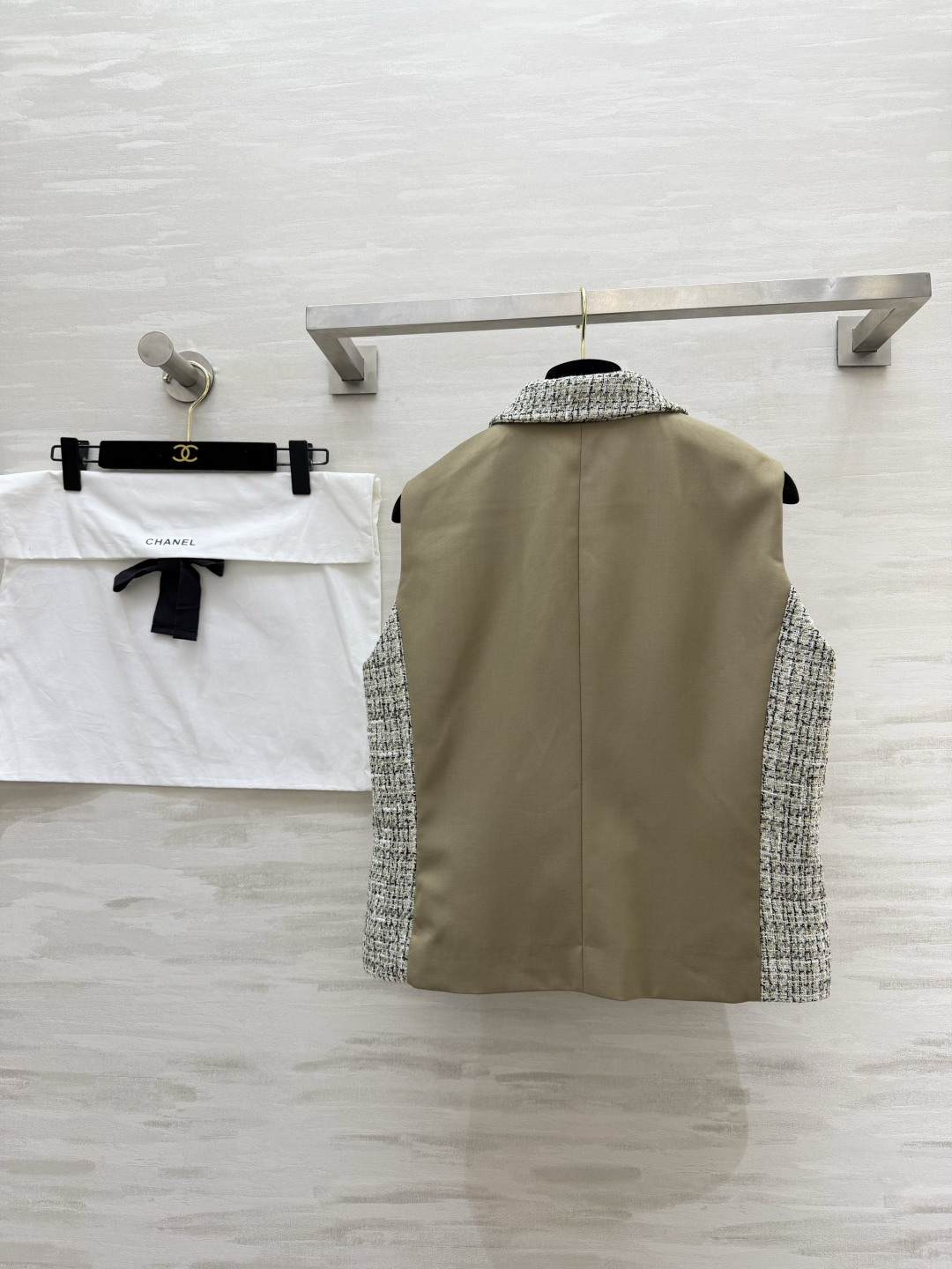 #Chane♡²⁶拼色粗花呢马甲 前片是经典粗花呢 后片拼接高级面料 动静皆宜 细节控直接沦陷✨西装领版