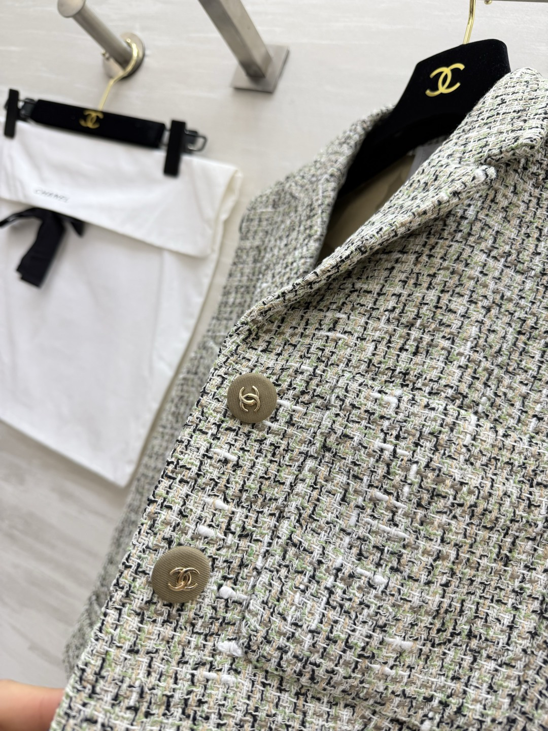 #Chane♡²⁶拼色粗花呢马甲 前片是经典粗花呢 后片拼接高级面料 动静皆宜 细节控直接沦陷✨西装领版