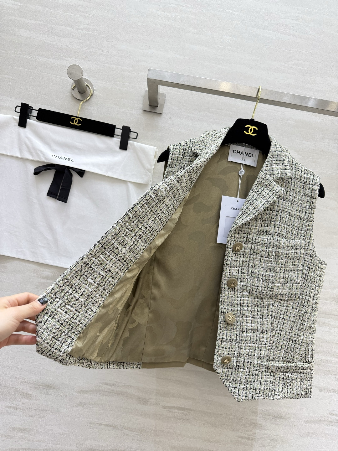 #Chane♡²⁶拼色粗花呢马甲 前片是经典粗花呢 后片拼接高级面料 动静皆宜 细节控直接沦陷✨西装领版