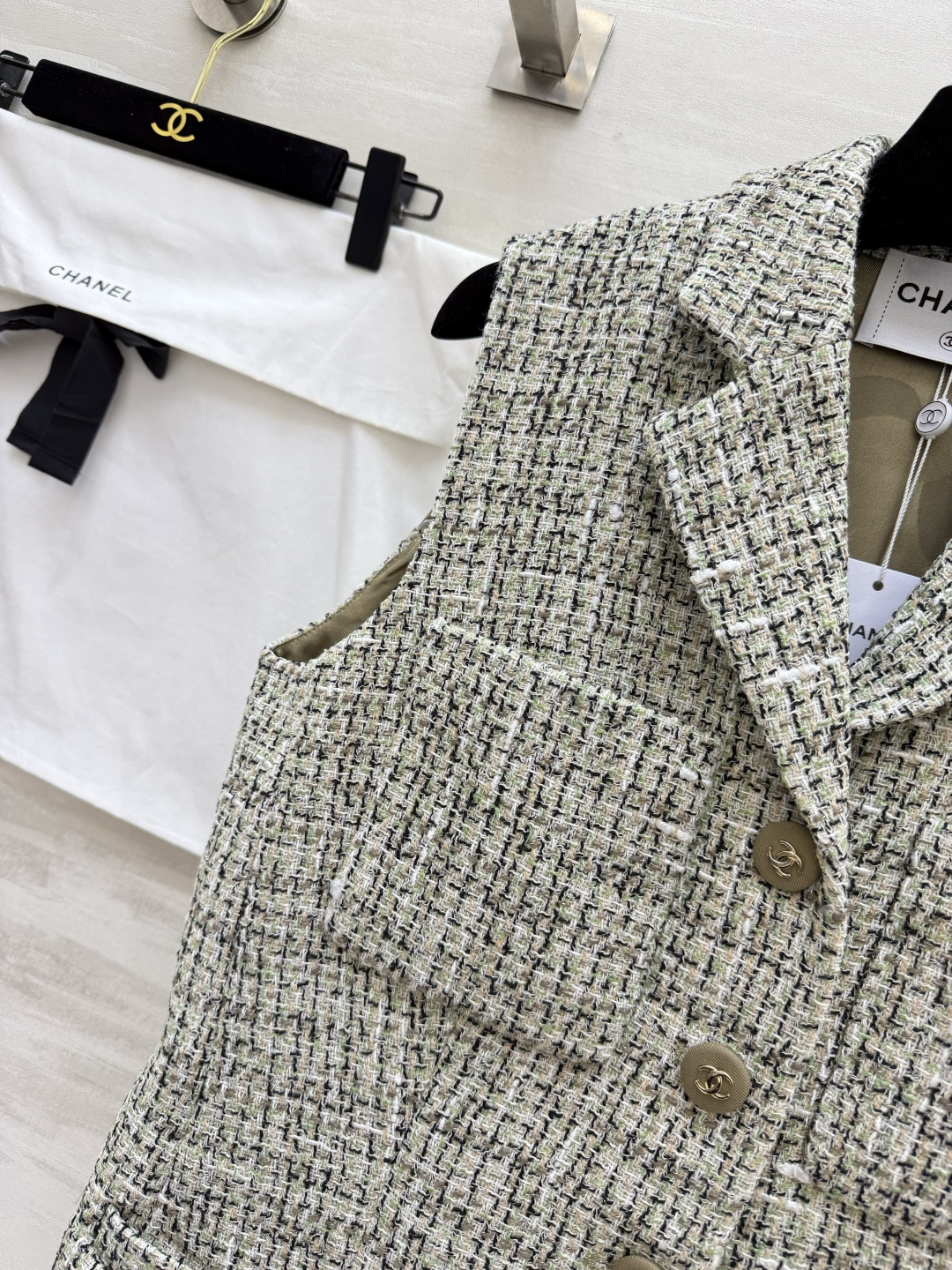 #Chane♡²⁶拼色粗花呢马甲 前片是经典粗花呢 后片拼接高级面料 动静皆宜 细节控直接沦陷✨西装领版