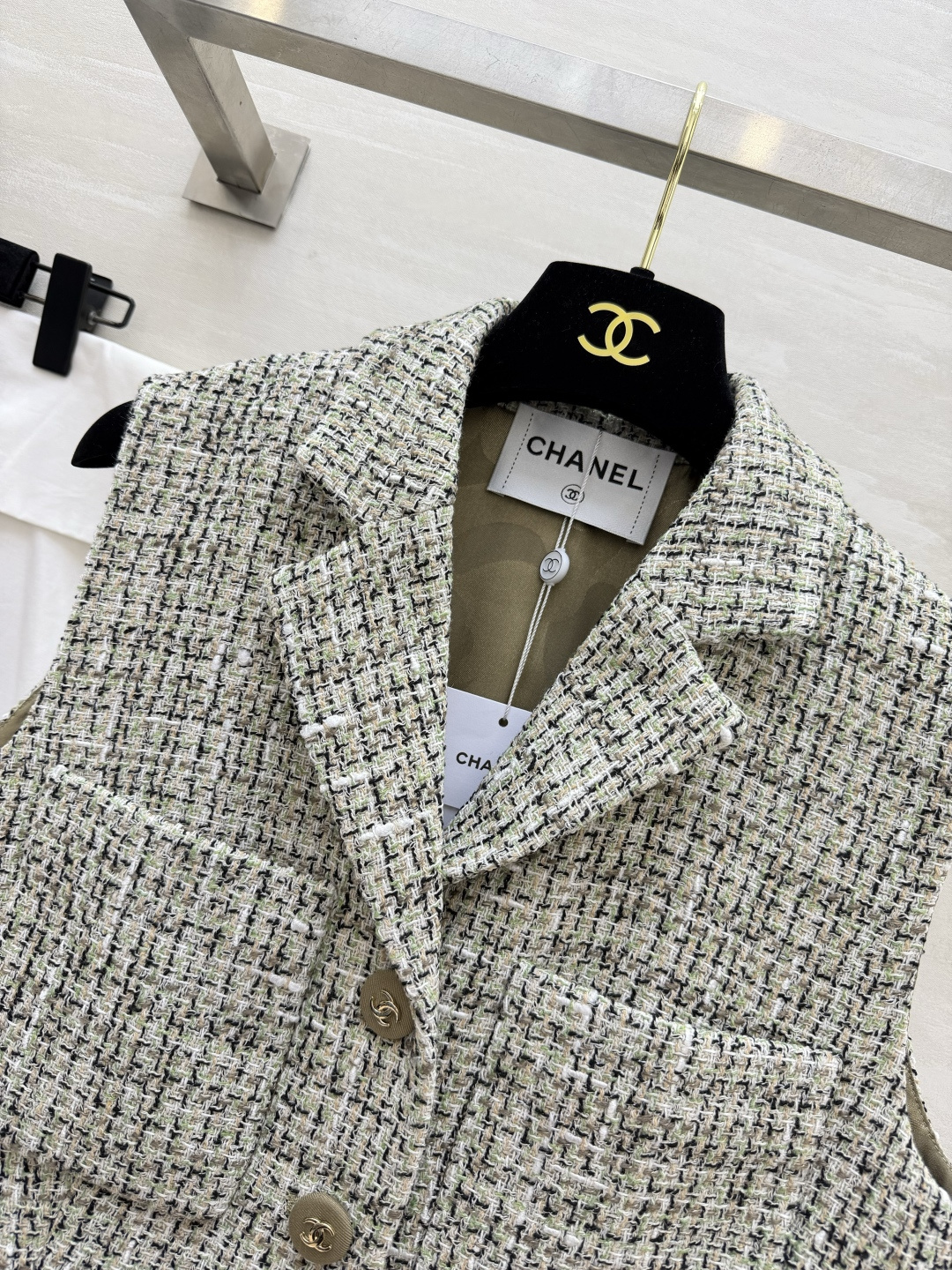 #Chane♡²⁶拼色粗花呢马甲 前片是经典粗花呢 后片拼接高级面料 动静皆宜 细节控直接沦陷✨西装领版