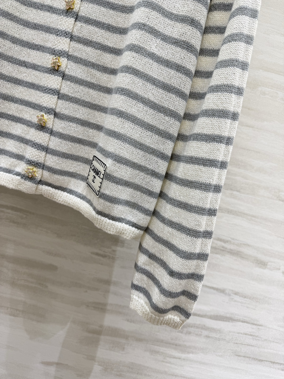 #Chane♡²⁶条纹针织开衫✨ 经典海魂条纹永不过时 金银丝混纺面料自带细闪光泽 圆领+定制双C扣设计