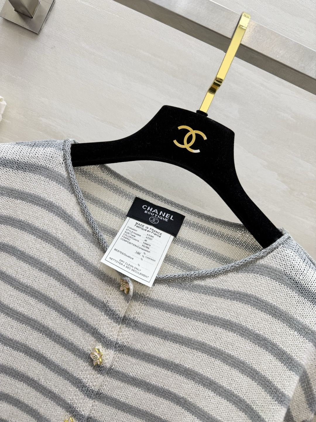 #Chane♡²⁶条纹针织开衫✨ 经典海魂条纹永不过时 金银丝混纺面料自带细闪光泽 圆领+定制双C扣设计