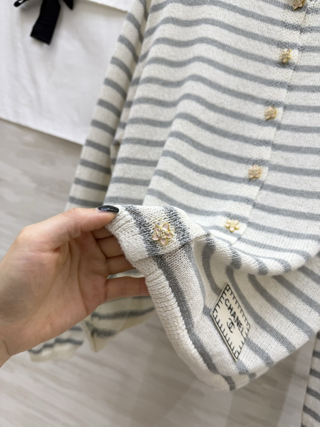#Chane♡²⁶条纹针织开衫✨ 经典海魂条纹永不过时 金银丝混纺面料自带细闪光泽 圆领+定制双C扣设计
