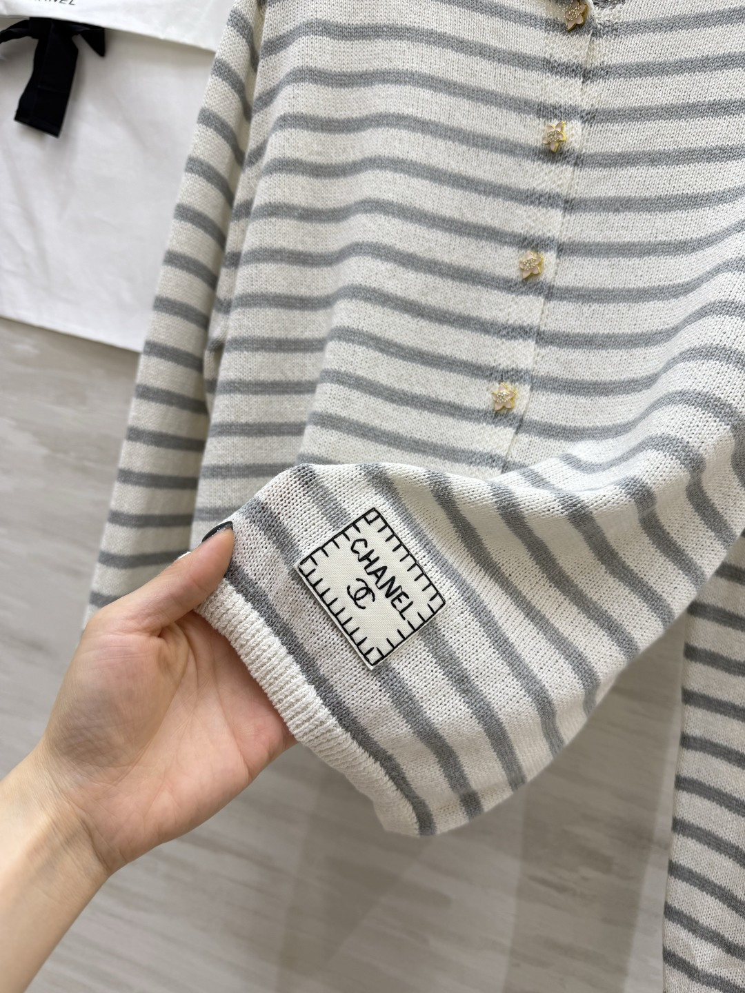 #Chane♡²⁶条纹针织开衫✨ 经典海魂条纹永不过时 金银丝混纺面料自带细闪光泽 圆领+定制双C扣设计