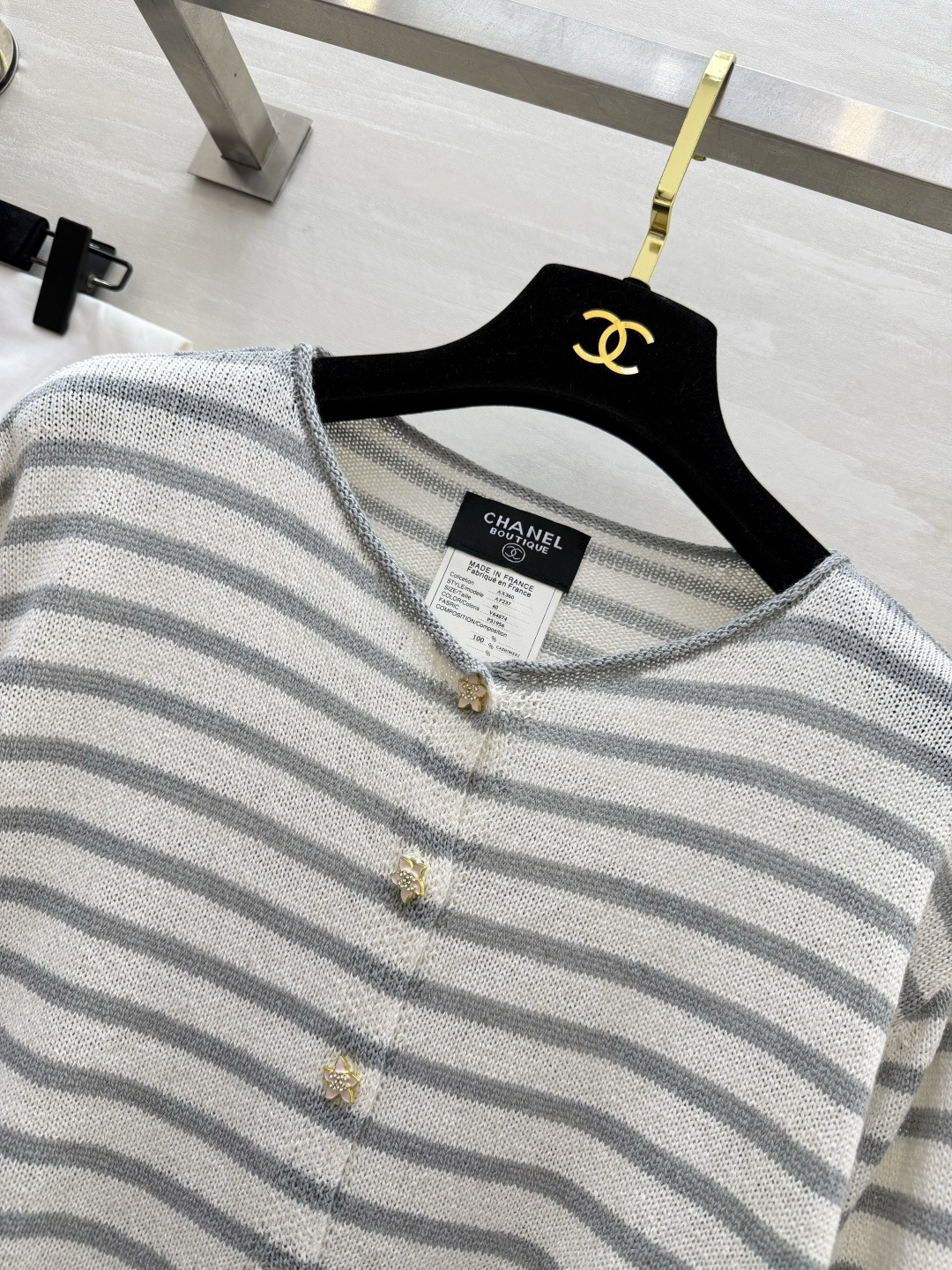 #Chane♡²⁶条纹针织开衫✨ 经典海魂条纹永不过时 金银丝混纺面料自带细闪光泽 圆领+定制双C扣设计