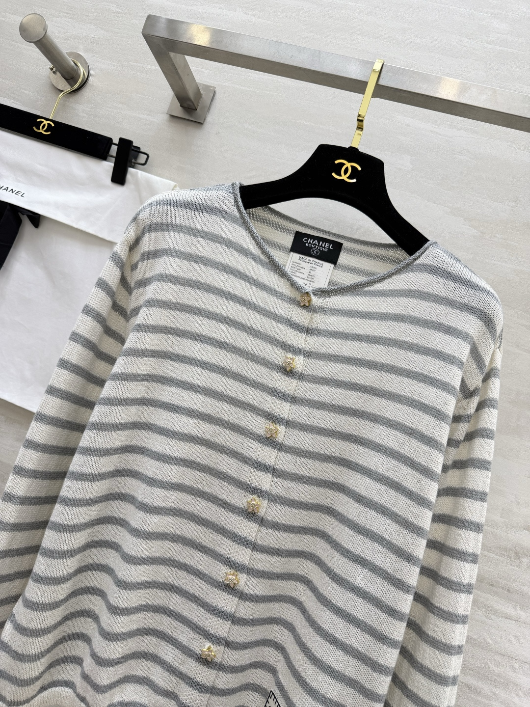 #Chane♡²⁶条纹针织开衫✨ 经典海魂条纹永不过时 金银丝混纺面料自带细闪光泽 圆领+定制双C扣设计