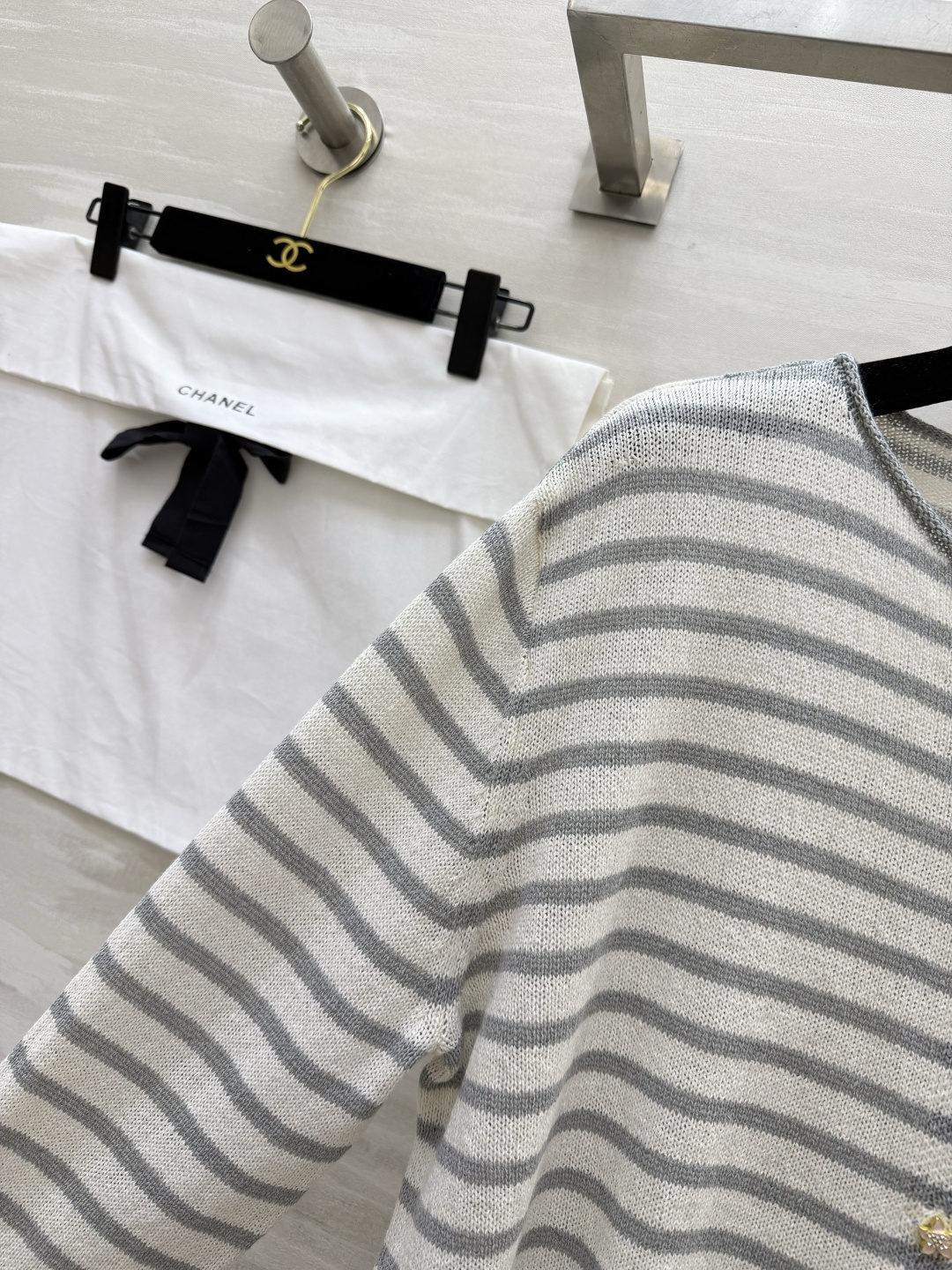 #Chane♡²⁶条纹针织开衫✨ 经典海魂条纹永不过时 金银丝混纺面料自带细闪光泽 圆领+定制双C扣设计