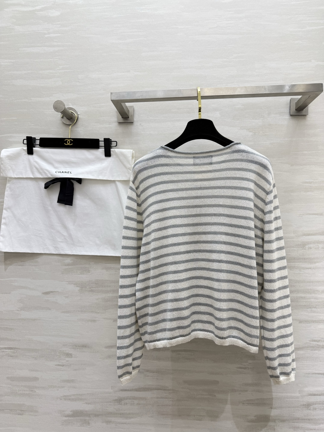 #Chane♡²⁶条纹针织开衫✨ 经典海魂条纹永不过时 金银丝混纺面料自带细闪光泽 圆领+定制双C扣设计