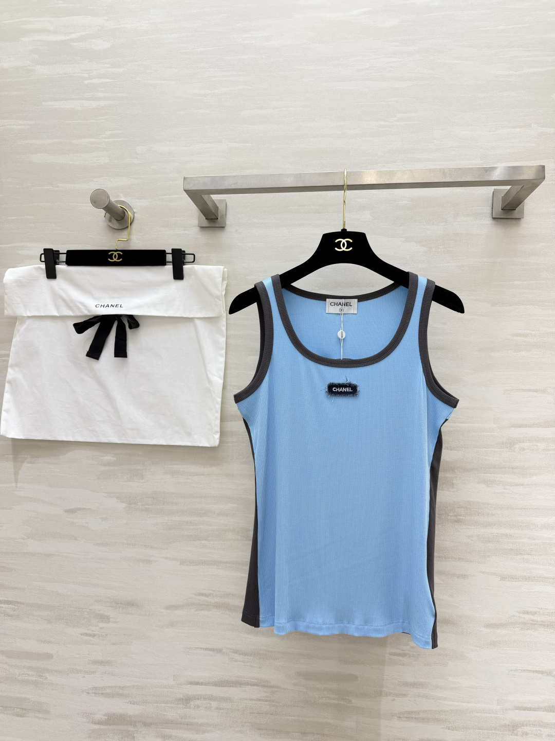 #Chane♡²⁶拼色坑条背心 | 法式慵懒感天花板 奶白/浅蓝双拼灰调包边 撞色设计超显层次！胸前做旧