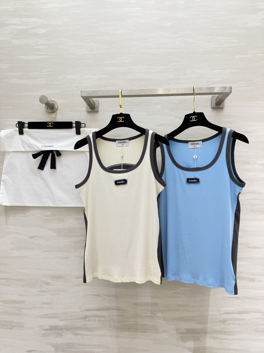 #Chane♡²⁶拼色坑条背心 | 法式慵懒感天花板 奶白/浅蓝双拼灰调包边 撞色设计超显层次！胸前做旧