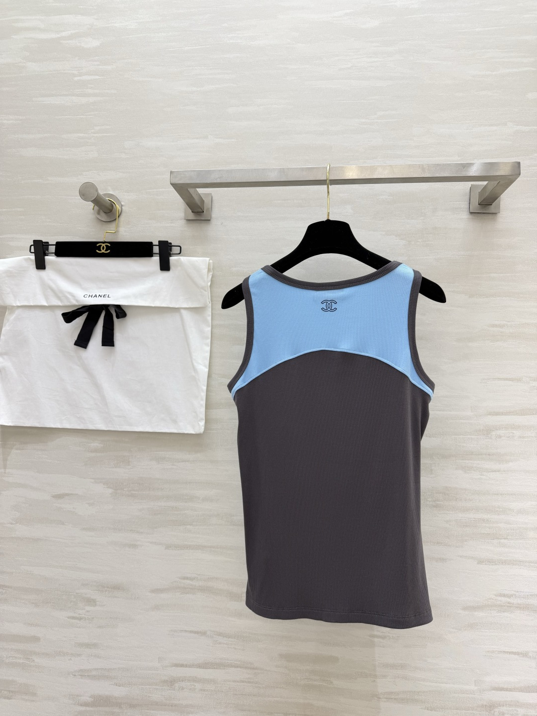 #Chane♡²⁶拼色坑条背心 | 法式慵懒感天花板 奶白/浅蓝双拼灰调包边 撞色设计超显层次！胸前做旧