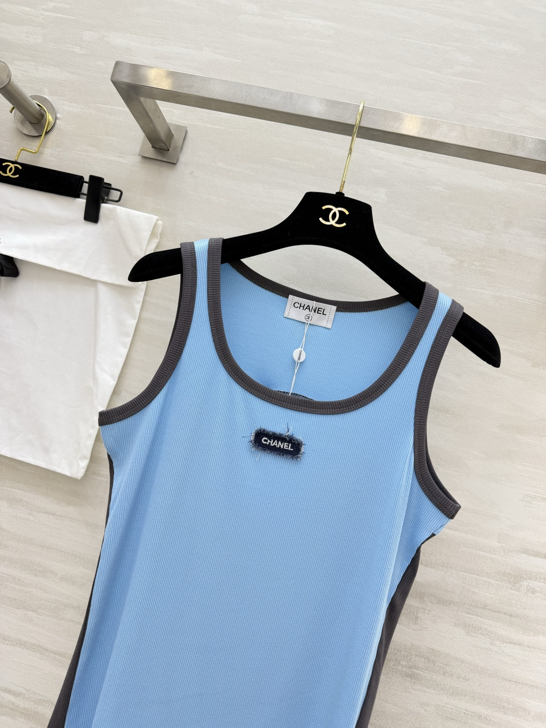 #Chane♡²⁶拼色坑条背心 | 法式慵懒感天花板 奶白/浅蓝双拼灰调包边 撞色设计超显层次！胸前做旧