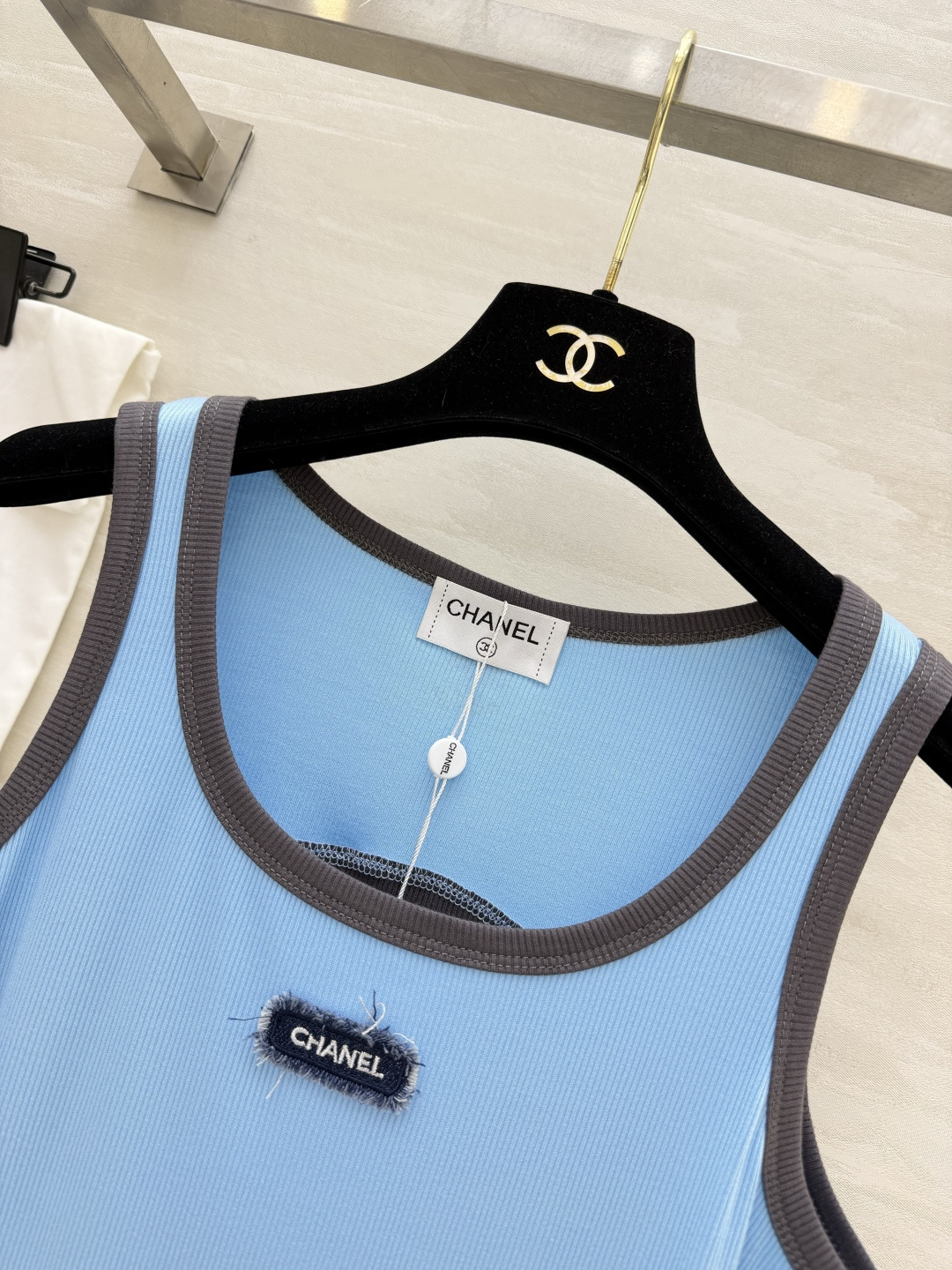 #Chane♡²⁶拼色坑条背心 | 法式慵懒感天花板 奶白/浅蓝双拼灰调包边 撞色设计超显层次！胸前做旧