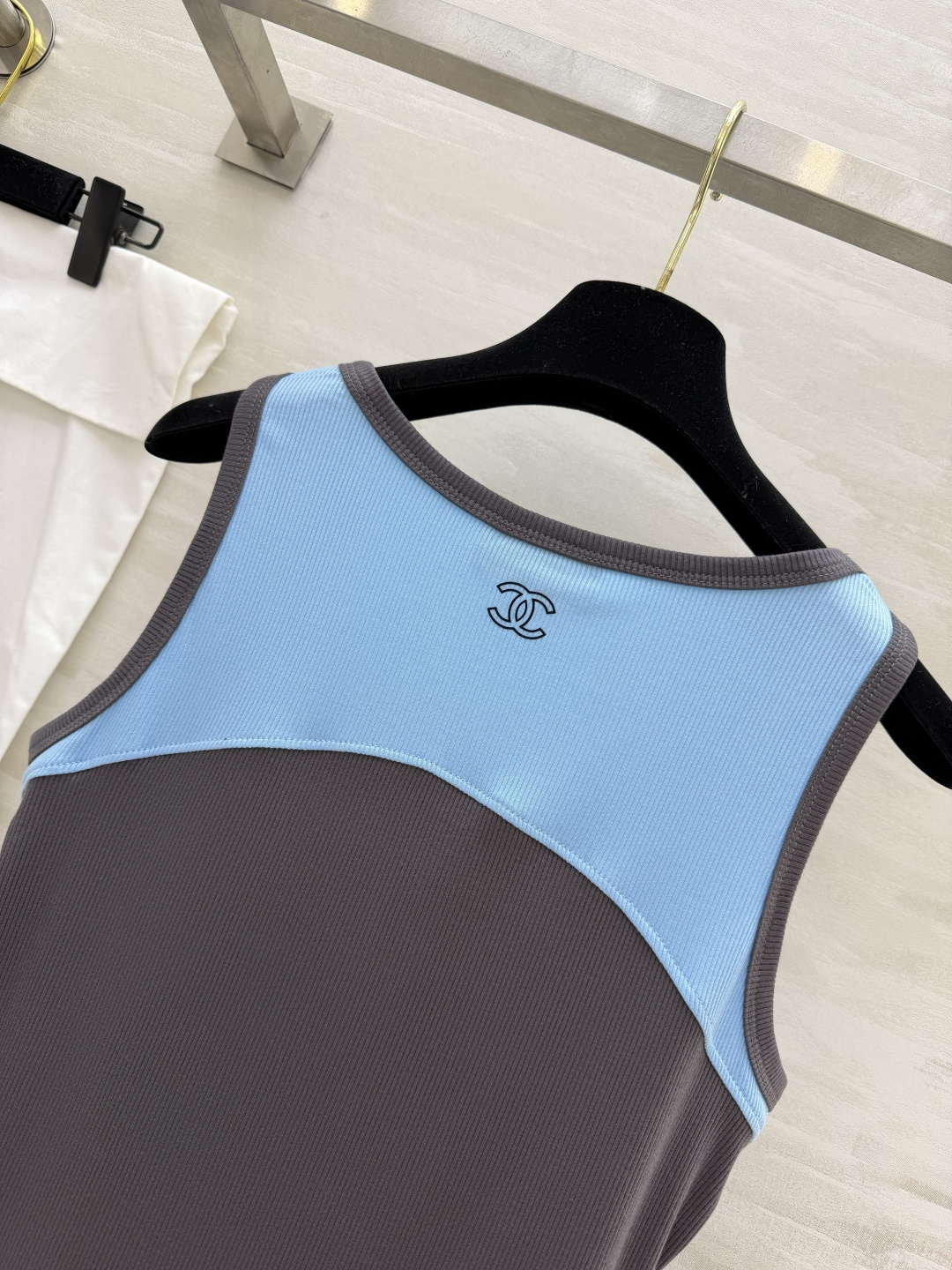 #Chane♡²⁶拼色坑条背心 | 法式慵懒感天花板 奶白/浅蓝双拼灰调包边 撞色设计超显层次！胸前做旧