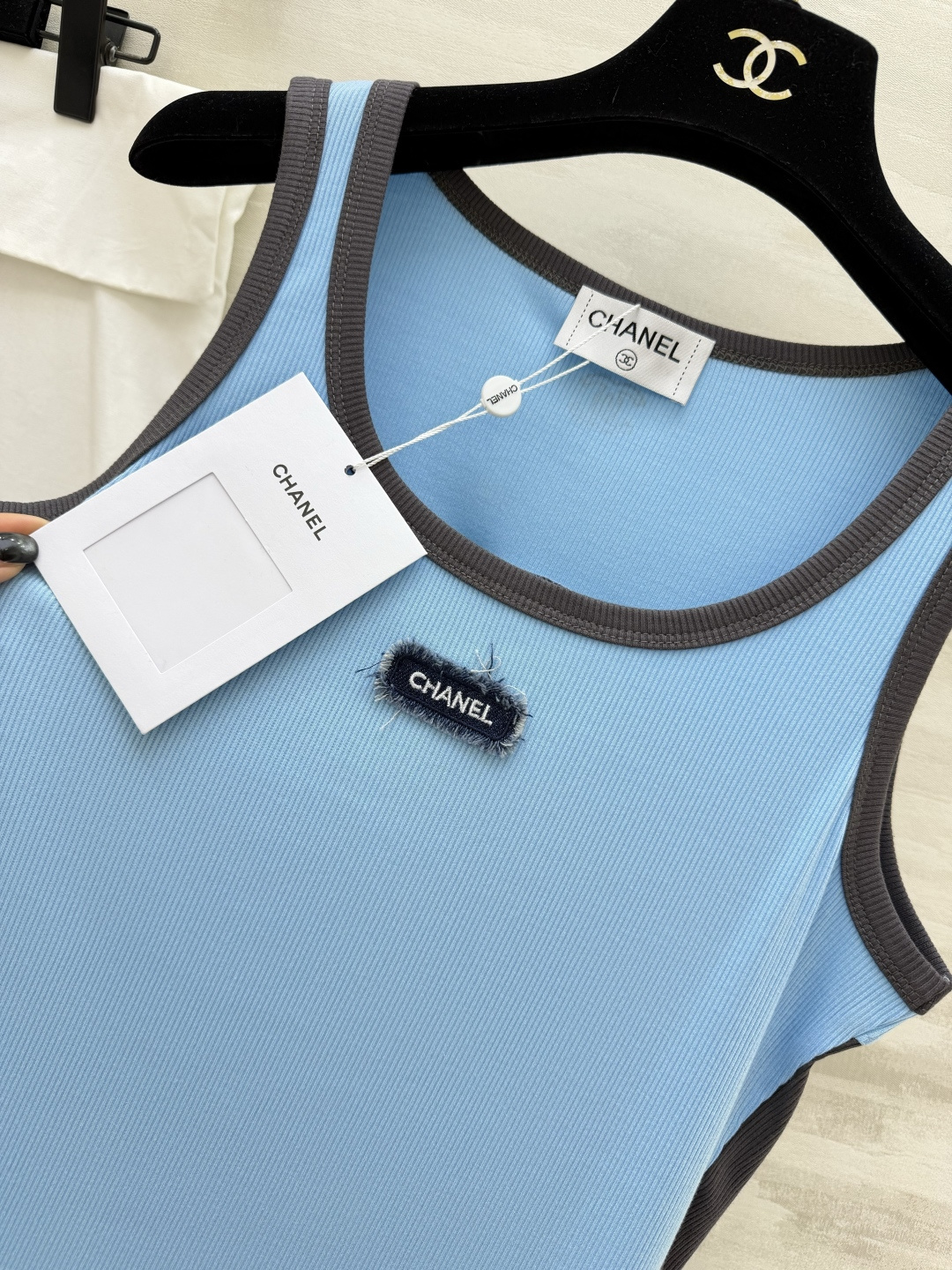 #Chane♡²⁶拼色坑条背心 | 法式慵懒感天花板 奶白/浅蓝双拼灰调包边 撞色设计超显层次！胸前做旧