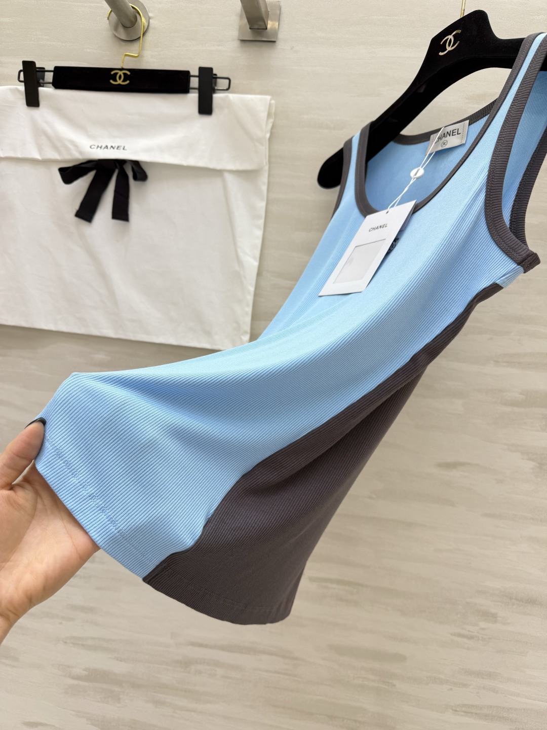 #Chane♡²⁶拼色坑条背心 | 法式慵懒感天花板 奶白/浅蓝双拼灰调包边 撞色设计超显层次！胸前做旧