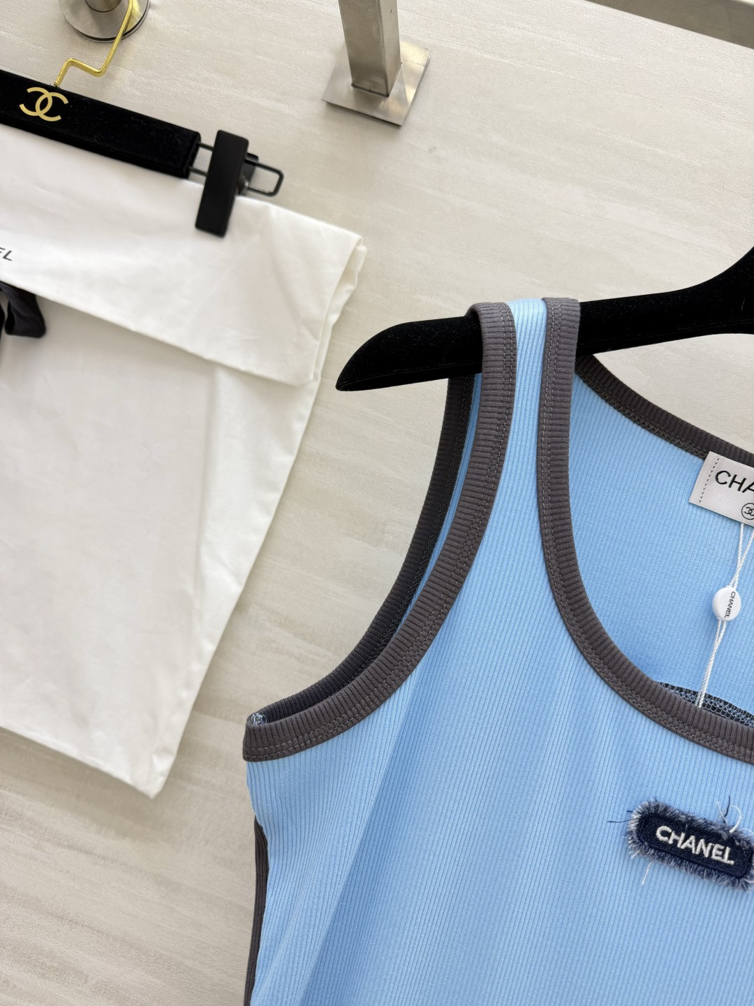 #Chane♡²⁶拼色坑条背心 | 法式慵懒感天花板 奶白/浅蓝双拼灰调包边 撞色设计超显层次！胸前做旧