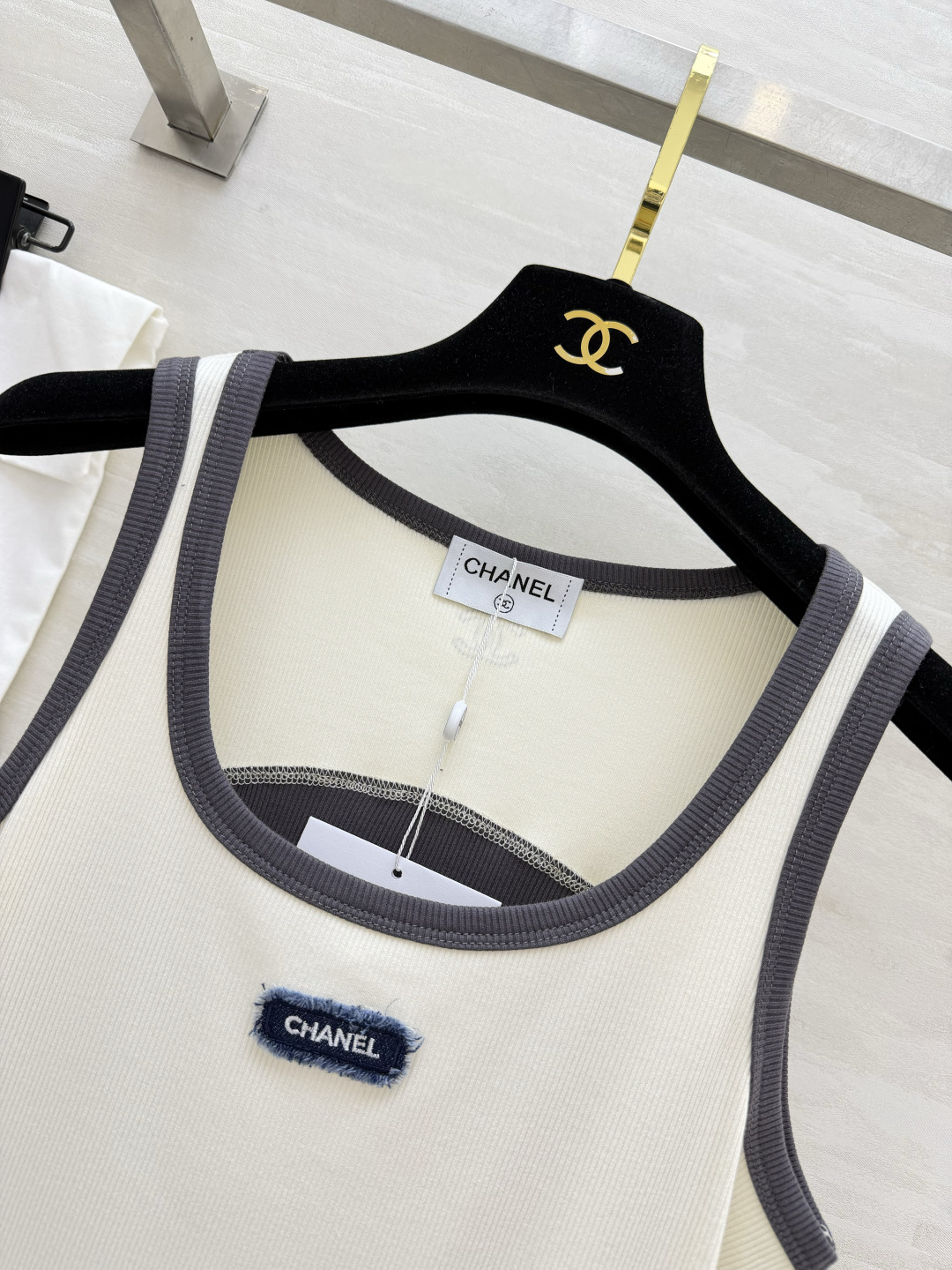 #Chane♡²⁶拼色坑条背心 | 法式慵懒感天花板 奶白/浅蓝双拼灰调包边 撞色设计超显层次！胸前做旧