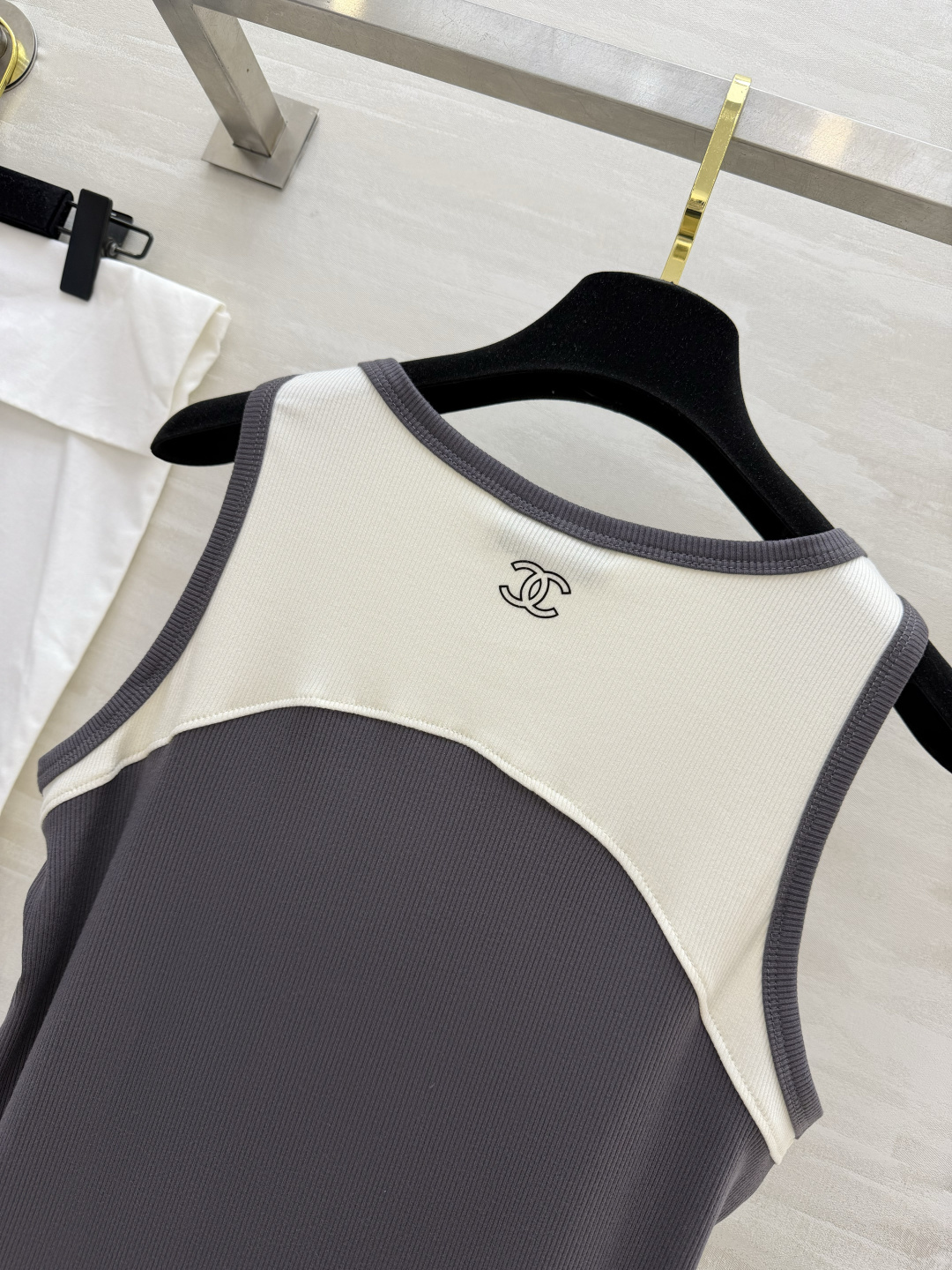 #Chane♡²⁶拼色坑条背心 | 法式慵懒感天花板 奶白/浅蓝双拼灰调包边 撞色设计超显层次！胸前做旧