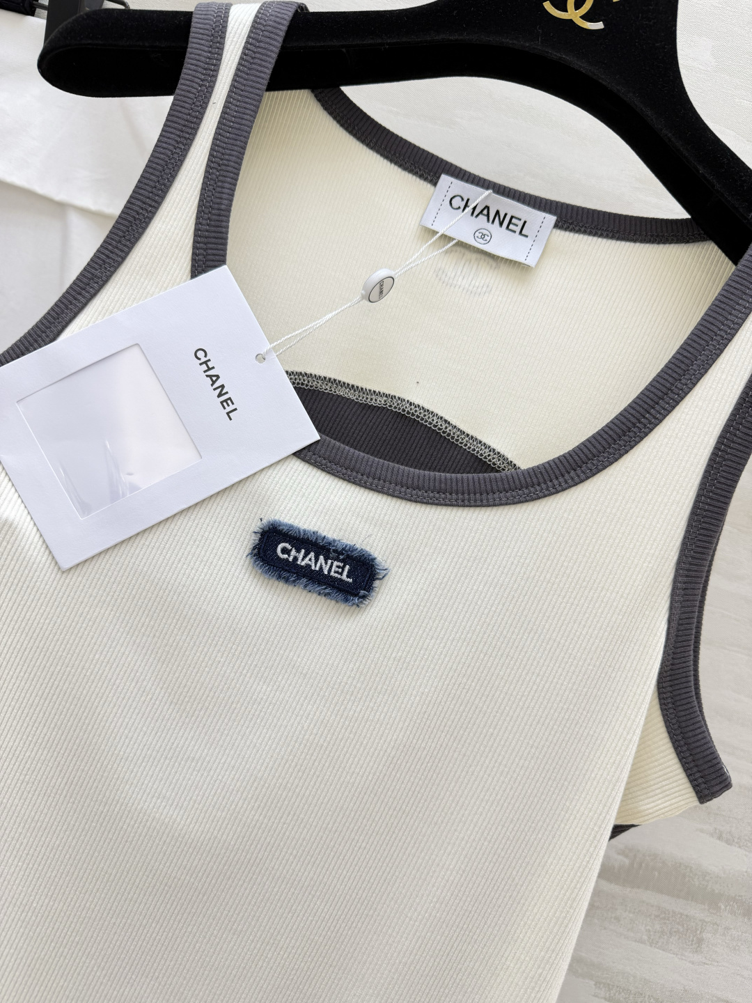 #Chane♡²⁶拼色坑条背心 | 法式慵懒感天花板 奶白/浅蓝双拼灰调包边 撞色设计超显层次！胸前做旧