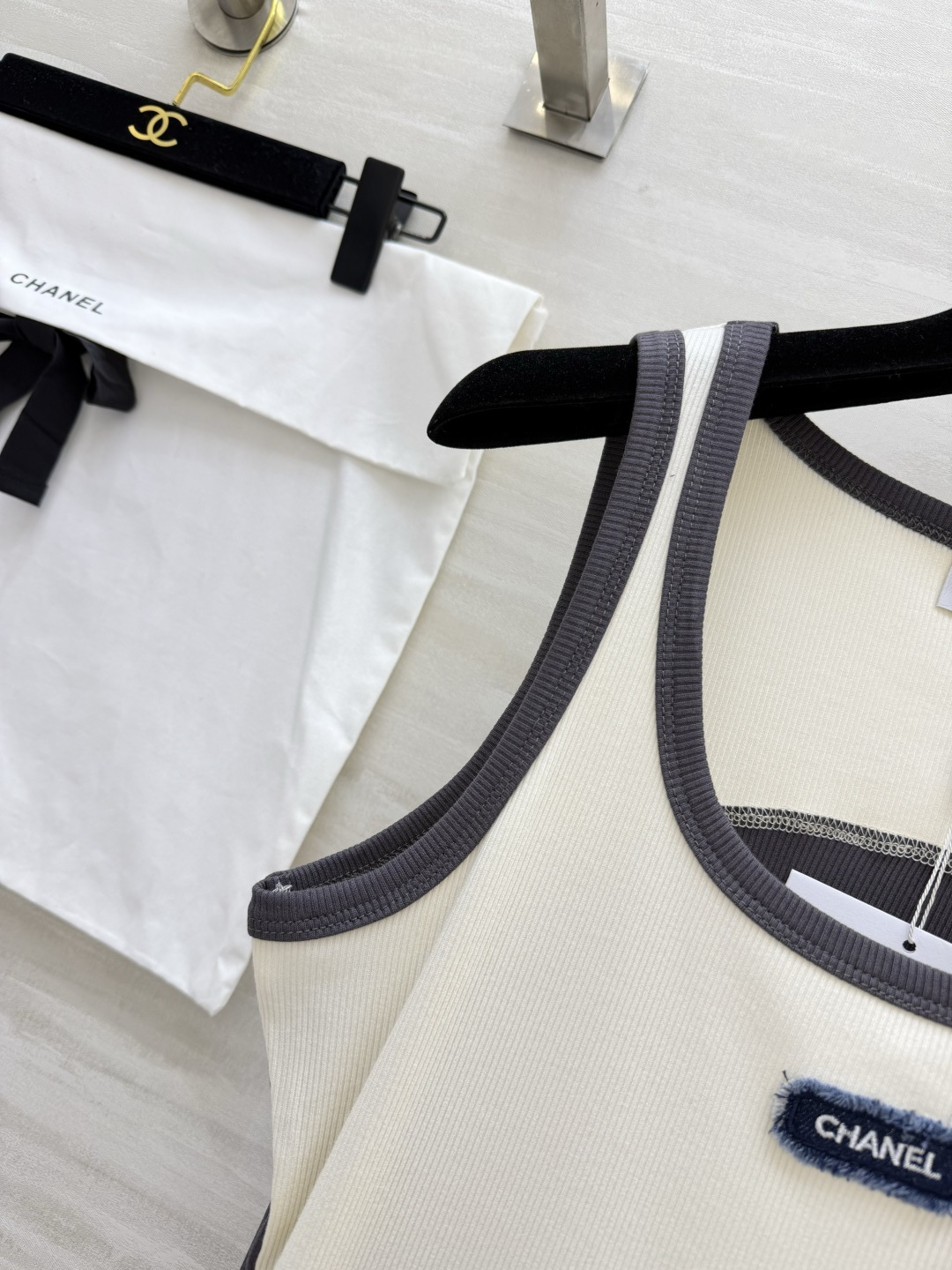 #Chane♡²⁶拼色坑条背心 | 法式慵懒感天花板 奶白/浅蓝双拼灰调包边 撞色设计超显层次！胸前做旧