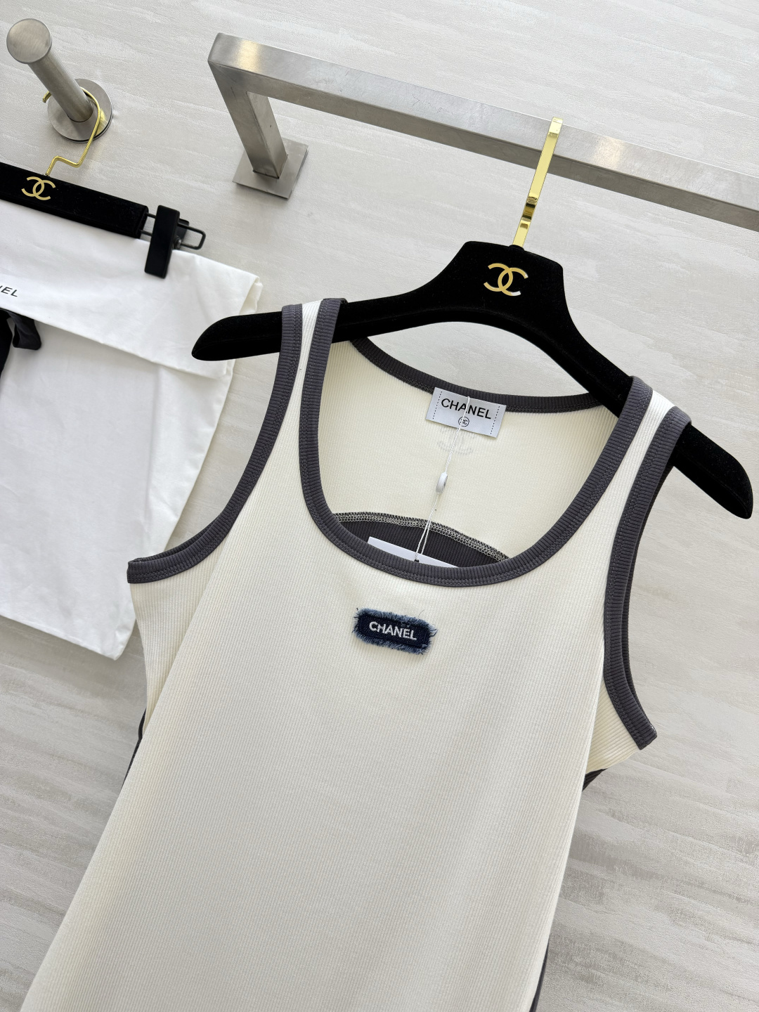 #Chane♡²⁶拼色坑条背心 | 法式慵懒感天花板 奶白/浅蓝双拼灰调包边 撞色设计超显层次！胸前做旧