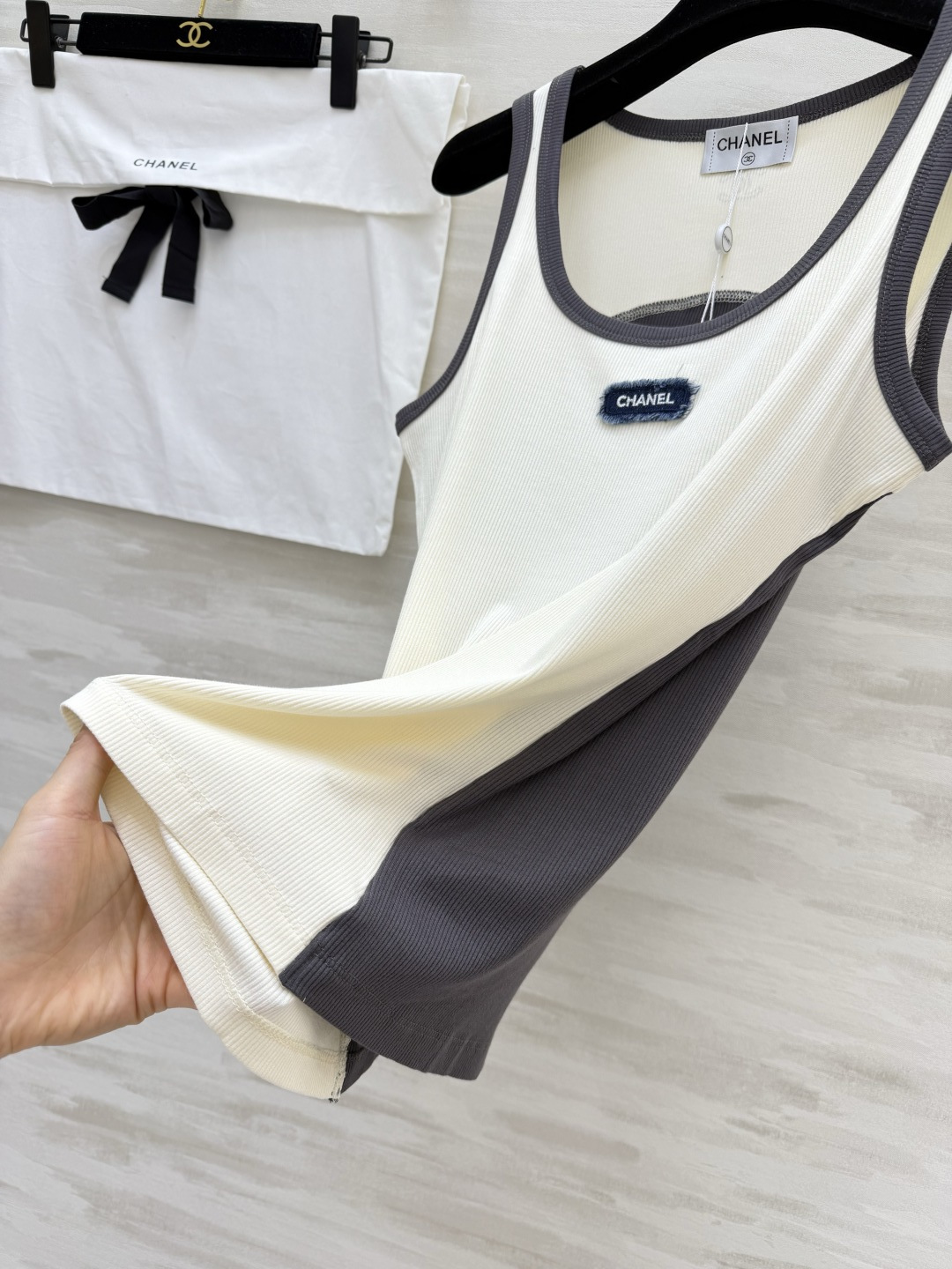 #Chane♡²⁶拼色坑条背心 | 法式慵懒感天花板 奶白/浅蓝双拼灰调包边 撞色设计超显层次！胸前做旧