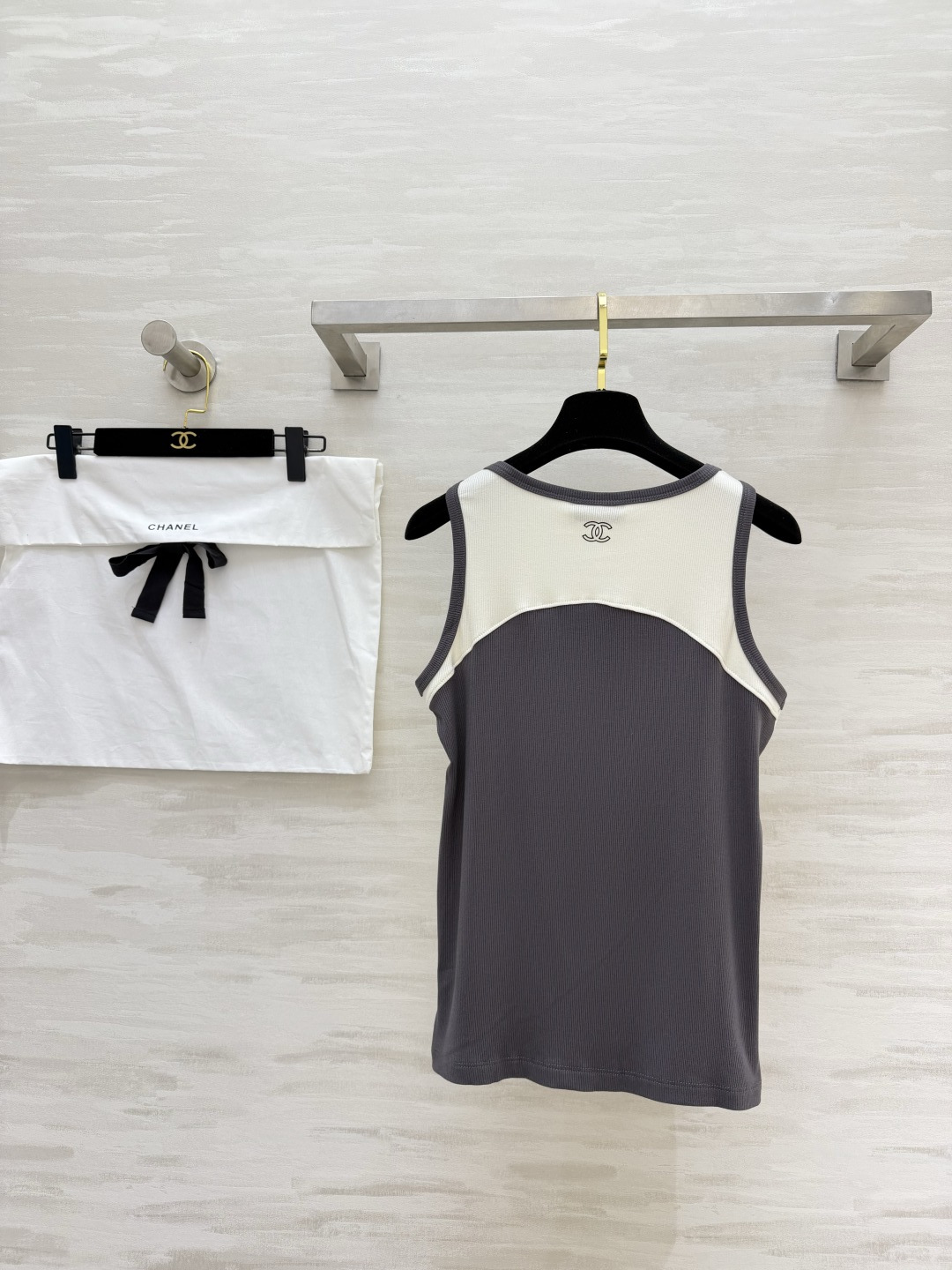 #Chane♡²⁶拼色坑条背心 | 法式慵懒感天花板 奶白/浅蓝双拼灰调包边 撞色设计超显层次！胸前做旧