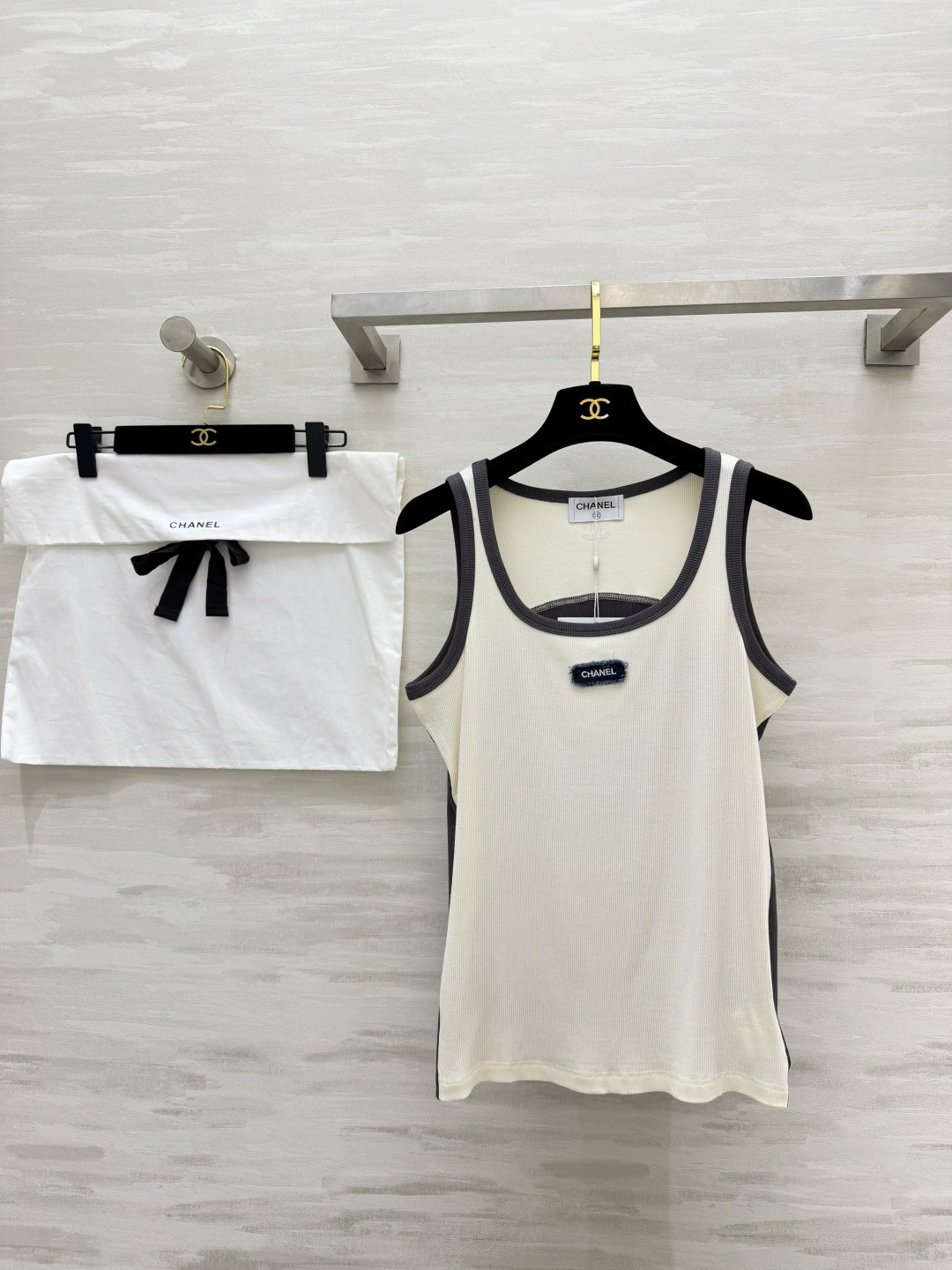 #Chane♡²⁶拼色坑条背心 | 法式慵懒感天花板 奶白/浅蓝双拼灰调包边 撞色设计超显层次！胸前做旧