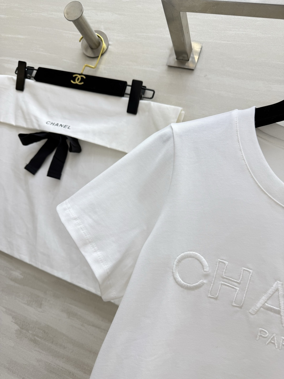 #Chane♡²⁶中古系列 字母logo刺绣🪡限定白T | 永恒经典款 标志性logo字母每一处细节都写