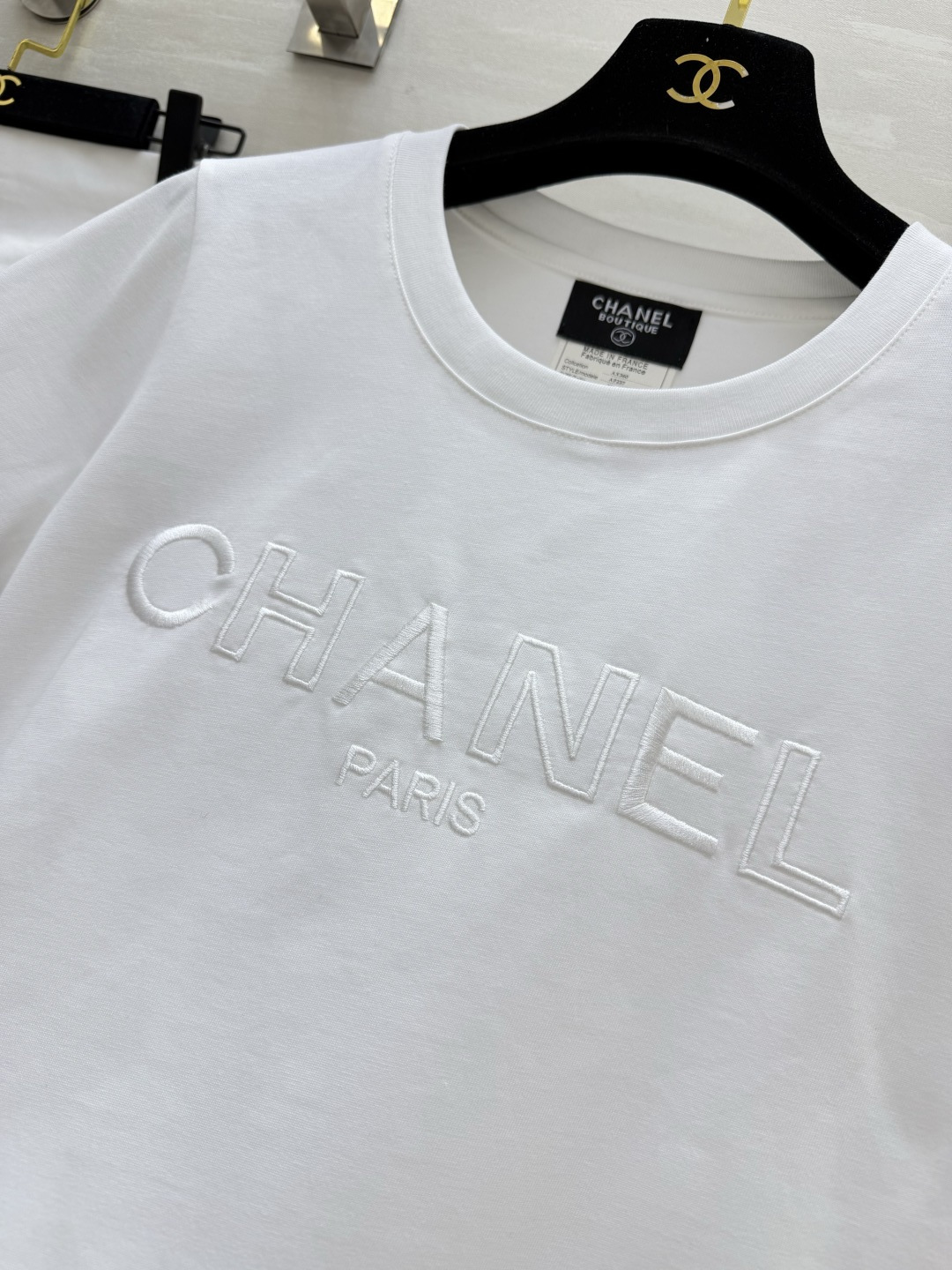 #Chane♡²⁶中古系列 字母logo刺绣🪡限定白T | 永恒经典款 标志性logo字母每一处细节都写